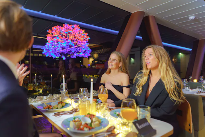 Guests seated eating with Oslo tree night ODC Shawn van Zyl 5 1