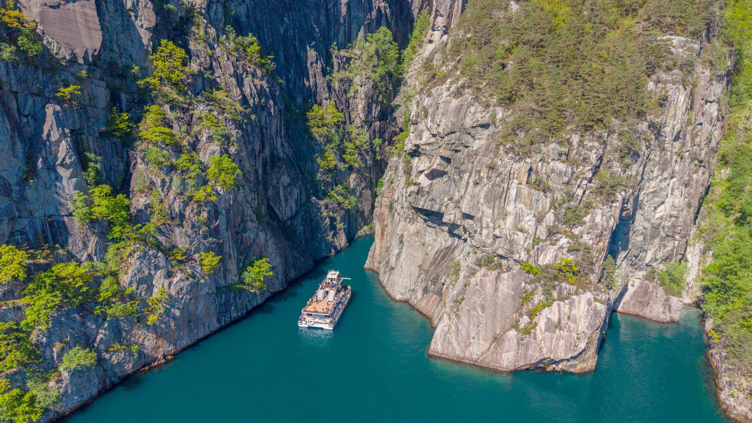 Silent Lysefjord & Pulpit rock cruise - Brim Explorer