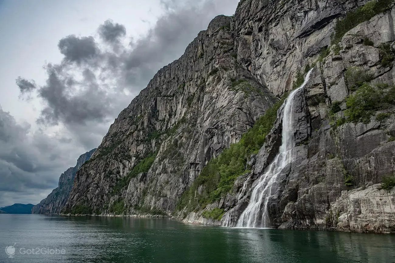 Rocha pulpito preikestolen lysefjord noruega hengjane cascata jpg